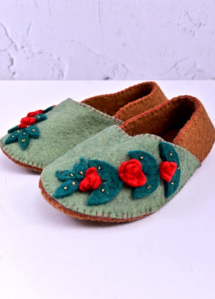 Handmade Natural Wool Felt Slippers – Flower Design Soft Felt Sleepers | Cozy Indoor House Shoes | Lightweight & Breathable Footwear (Buy 1 Get 1))