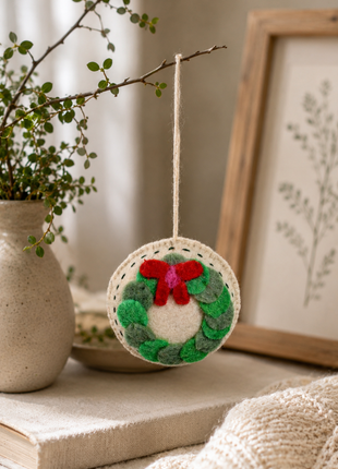 Handmade Wool Felt Christmas Wreath Ornament – Festive Holiday Hanging Decoration for Christmas Tree & Home Décor