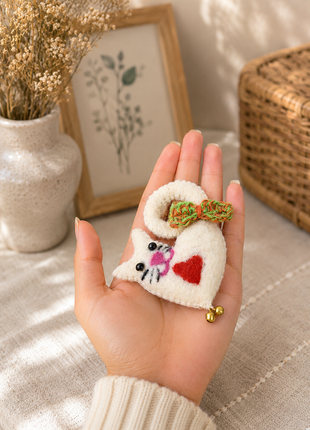 Handmade Wool Felt White Cat Ornament – Cute Felt Kitty Decoration for Home & Kids Room Décor