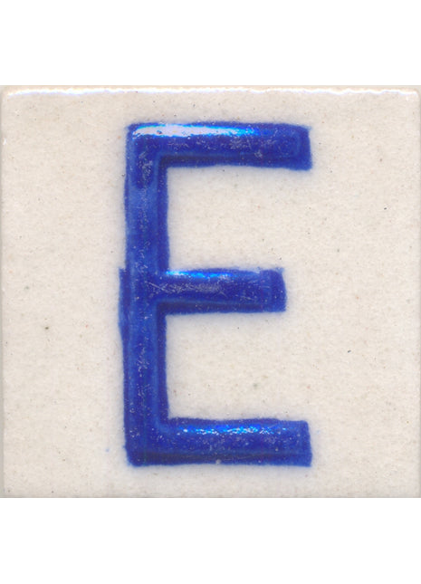 Blue E alphabet white tile (2x2)