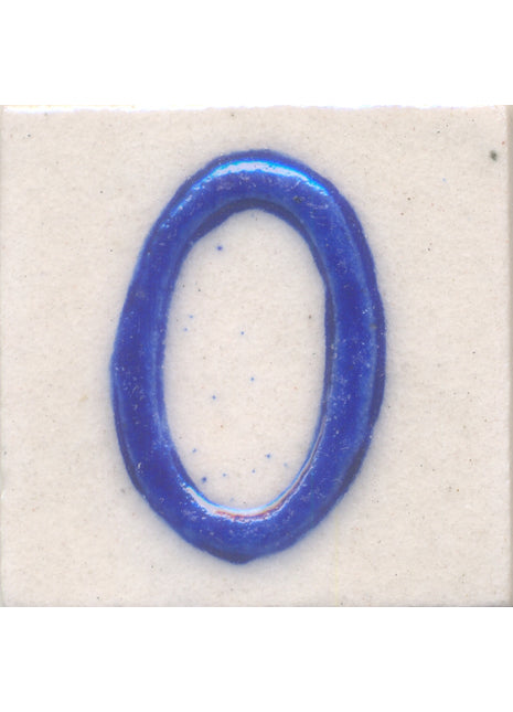 Blue O alphabet white tile (2x2)