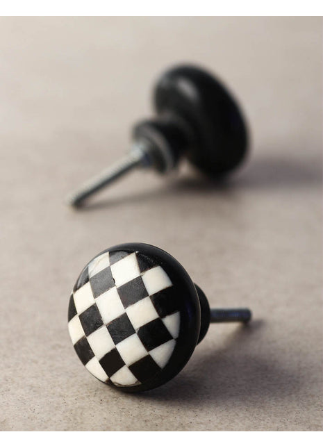 Well Designed Black And White Checkered Resin Bone Door Knob