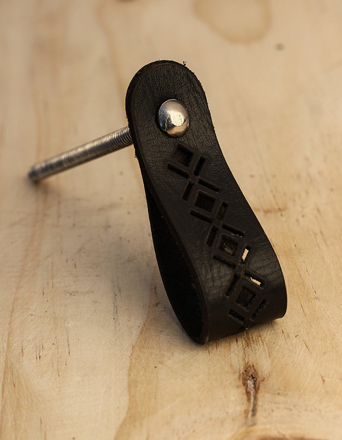 Leather Kitchen Pull, Leather Drawer Dresser Knob - Black Brass Antique / 1.50" Leather Kitchen Pull, Leather Drawer Dresser Knob - Black Brass Antique / 1.50"