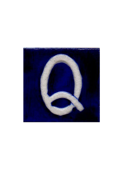 White Q alphabet blue tile (2x2)